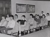 Předávání občanských průkazů na Městském národním výboru zástupci Obvodního oddělení Veřejné bezpečnosti a Svazu pro občanské záležitosti v Písku v květnu roku 1989.