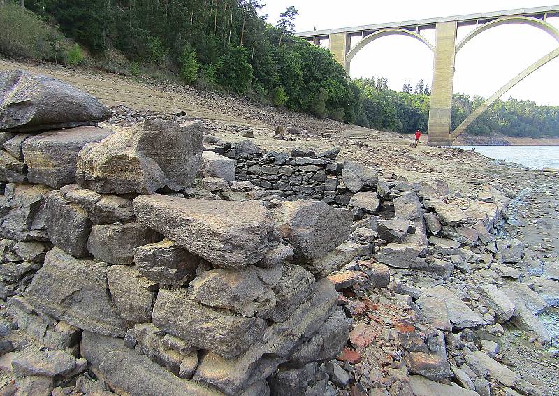 Přehradní nádrž Orlík na Vltavě u Podolského mostu v úterý 30. srpna. Hladina klesla více jak 12 metrů a odhalila řadu skrytých pokladů