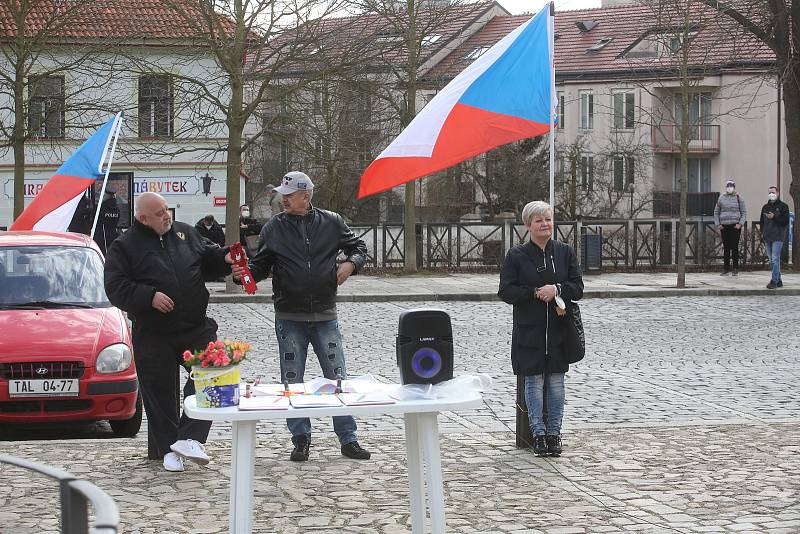 Série demonstrací proti covidovým opatřením a nouzovému stavu pokračovala v sobotu 27. 3. v Písku. Jejím svolavatelem byl Jiří Machač. Účastníků bylo poskrovnu.