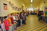 Každé pondělí před zahájením vyučování si děti ze ZŠ Jana Husa v Písku zazpívají.