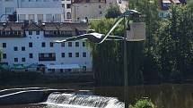 Na břehu řeky Otavy "vlaje ve větru" čtyřmetrová ocelová plastika.