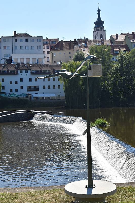 Na břehu řeky Otavy "vlaje ve větru" čtyřmetrová ocelová plastika.