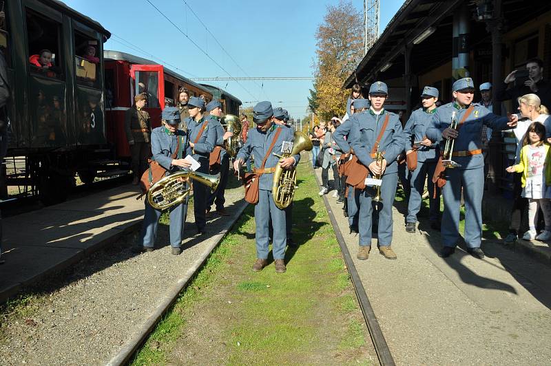 Neděle - příjezd a projev redaktora Hanzlíčka.