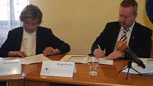 Ministr životního prostředí Richard Brabec podepsal se starostkou Písku Evou Vanžurovou memorandum o spolupráci na konceptu Smart City, tedy chytrého města.