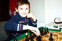 ŠACHOVÝ TALENT. Matěj Záluský patří mezi nadějné hráče šachu. Trenér Josef Streďák se mu tak věnuje i v individuálních hodinách. 