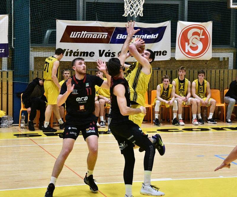 Český pohár basketbalistů: Sokol Sršni Písek - ERA Basketbal Nymburk 67:109.