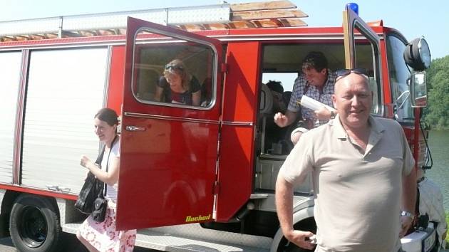 NÁVŠTĚVA. Komise soutěže Vesnice roku přijela ve čtvrtek do Borovan hasičským autem.