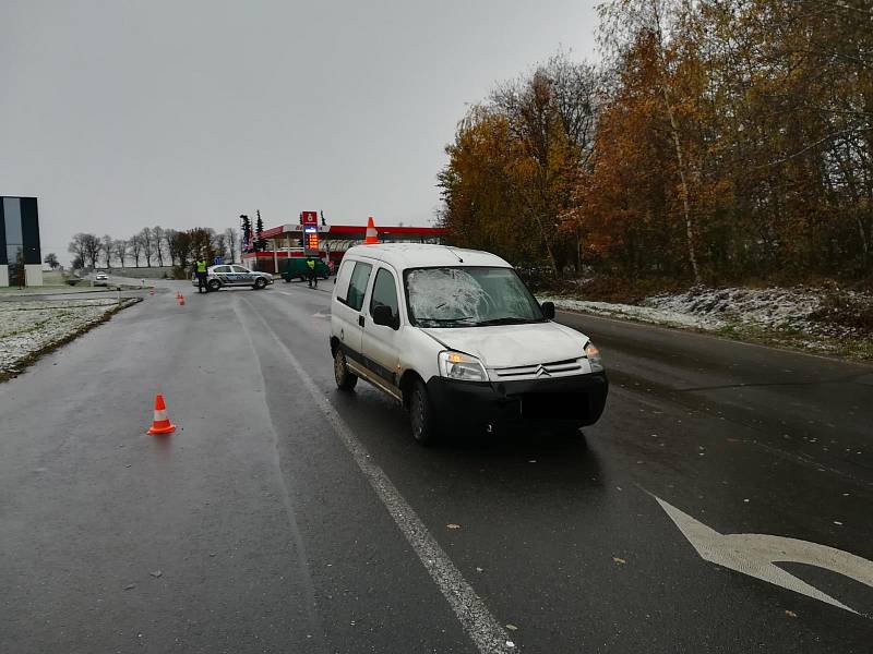 Na okraji Milevska se srazil osobní automobil s chodcem.