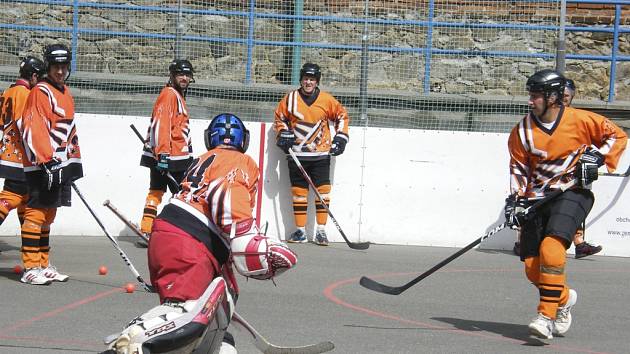 V přípravě na nový ročník 2. NHbL Jih se hokejbalisté HC ŠD Písek (na snímku při rozcvičení před zápasem) zúčastnili tradičního turnaje v Blatné.  