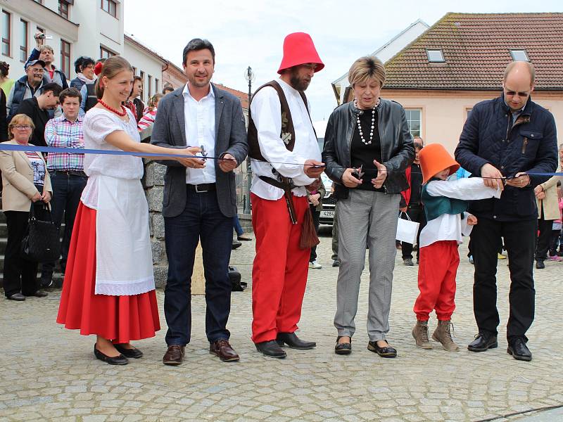 Vernisáž obřích pískových soch na nábřeží řeky Otavy.