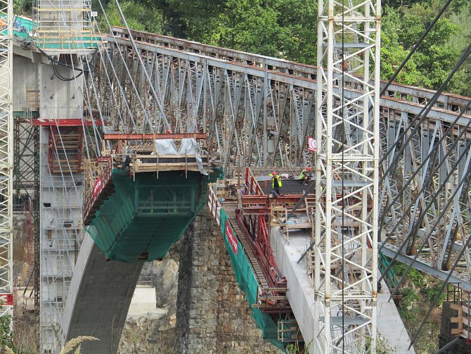 Novostavba železobetonového mostu v blízkosti původního historického přemostění z roku 1889 délkově přesáhne 300 metrů a obloukové rozpětí má činit 156 metrů.