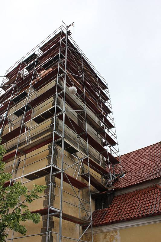 Kostel svatého Ondřeje v Radobytcích. Slavnostní instalování makovice s tubusem, ve kterém je odkaz pro další generace, na novou báň kostelní věže.