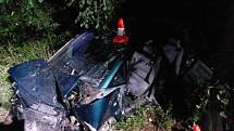 V sobotu před půlnocí u Kožlí havarovalo osobní auto, ve kterém cestovali čtyři lidé. Jeden spolujezdec na místě zemřel. Ostatní s těžkými zraněními odvezla záchranka.