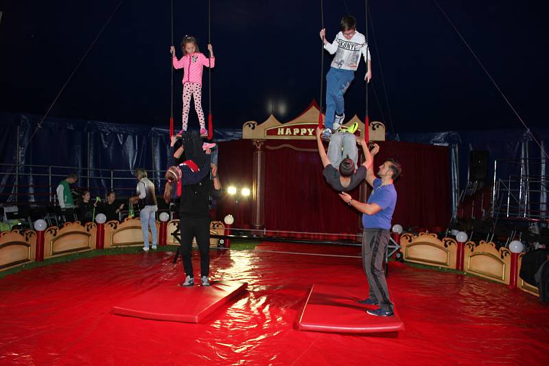 Cirkus Happy kids se školáky v Záhoří.