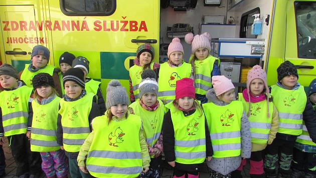 Děti z Čimelic na návštěvě u záchranky v Čimelicích.