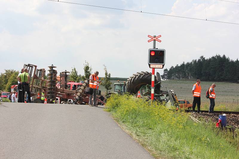 Nehoda na železničním přejezdu u Smrkovic v roce 2018. Při střetu traktoru s osobním vlakem se zranilo deset lidí.