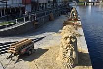 Na náplavce řeky Otavy vznikají pískové sochy.