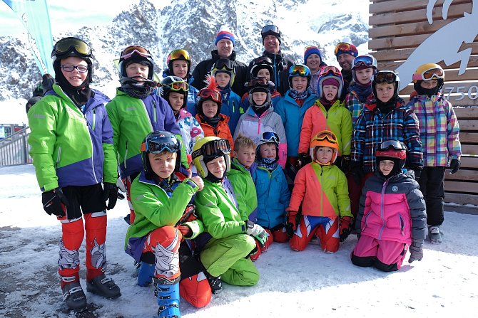Členové píseckého lyžařského oddílu na soustředění na rakouském ledovci Kaunertal.