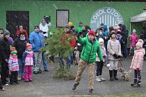 V Čížové v sobotu odpoledne soutěžili v hodu vánočním stromkem.