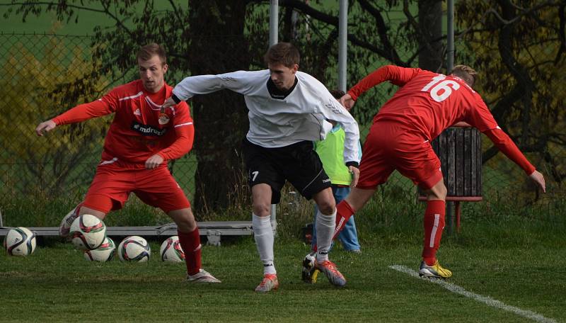 ČÍŽOVÁ PORAZILA KLATOVY. Fotbalisté Čížové (v bílých dresech) v domácí předehrávce divize porazili Klatovy 2:1. 