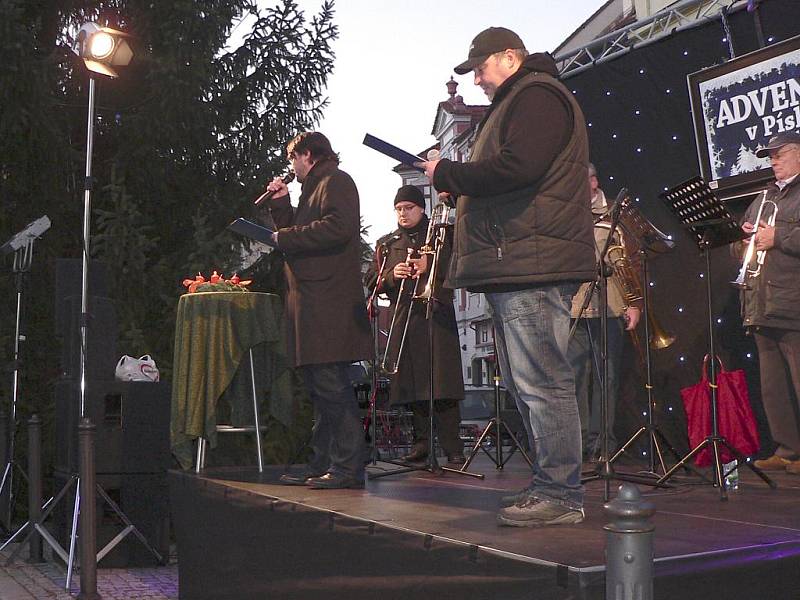 Žesťový kvartet zpříjemnil nedělní adventní program v Písku na Velkém náměstí.