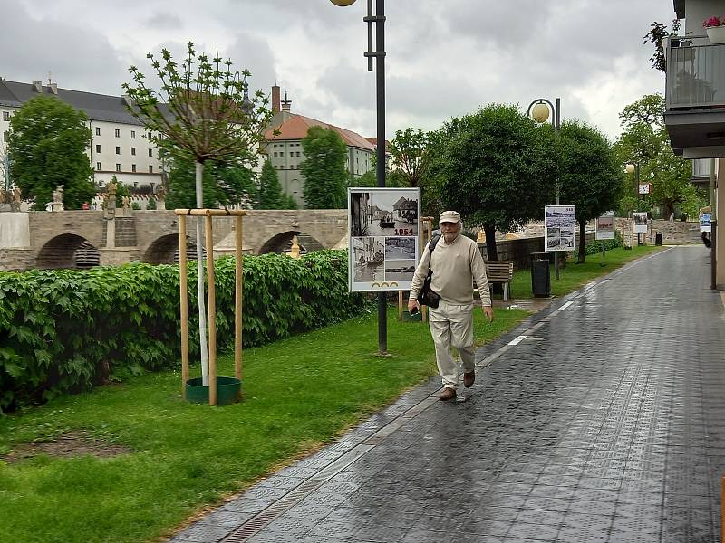 Výstava fotografií na promenádě v písecké Čechově ulici.