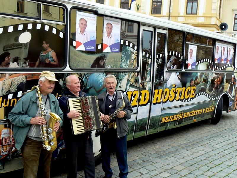 JZD Hoštice u Volyně podpořilo kandidáta lidovců Josefa Kalbáče do senátu. Na Velkém náměstí v Písku vyhrávali i tři muzikanti ze Strakonicka. 