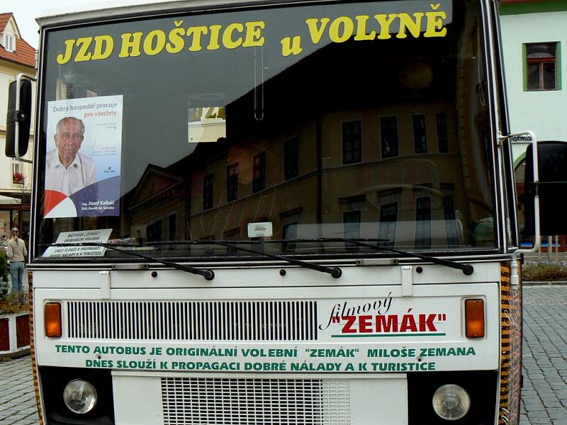 JZD Hoštice u Volyně podpořilo kandidáta lidovců Josefa Kalbáče do senátu. Autobus už zažil jednu předvolební kampaň, ale coby Zemák ve službách ČSSD.