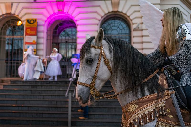 Nebeští andělé si přijeli pro dopisy pro Ježíška a rozsvítili vánoční strom.