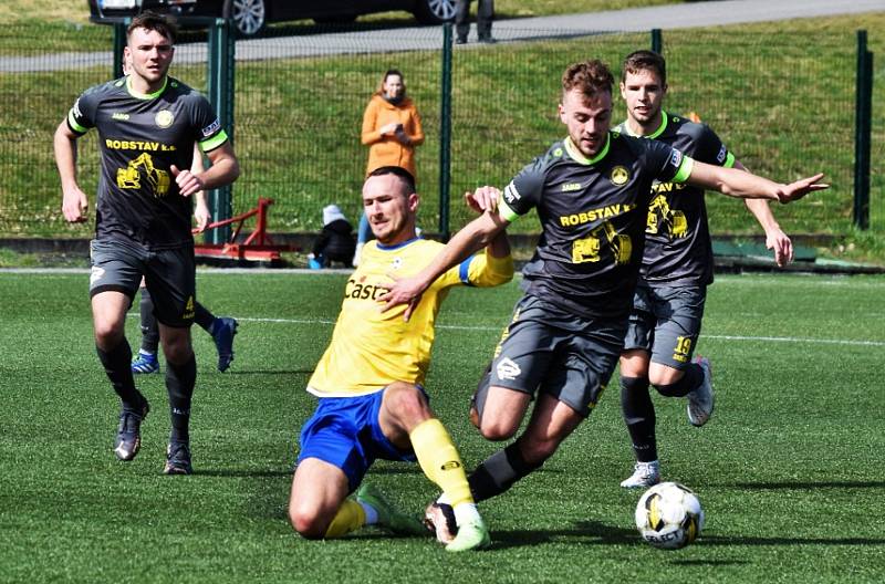 Fotbalisté Písku (ve žlutomodrém) v 18. kole ČFL remizovali s Přešticemi 1:1.