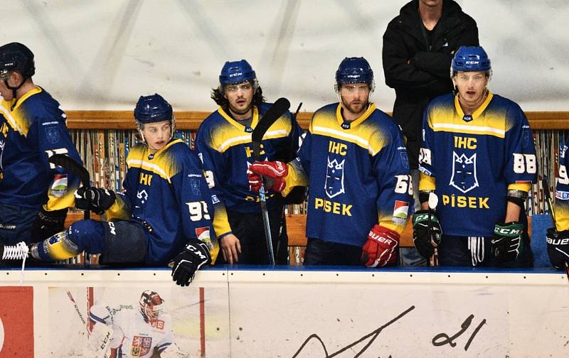 II. liga ledního hokeje: IHC Písek - HC Tábor 2:8.