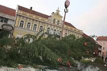 Vítr zlomil vánoční strom na náměstí E. Beneše.