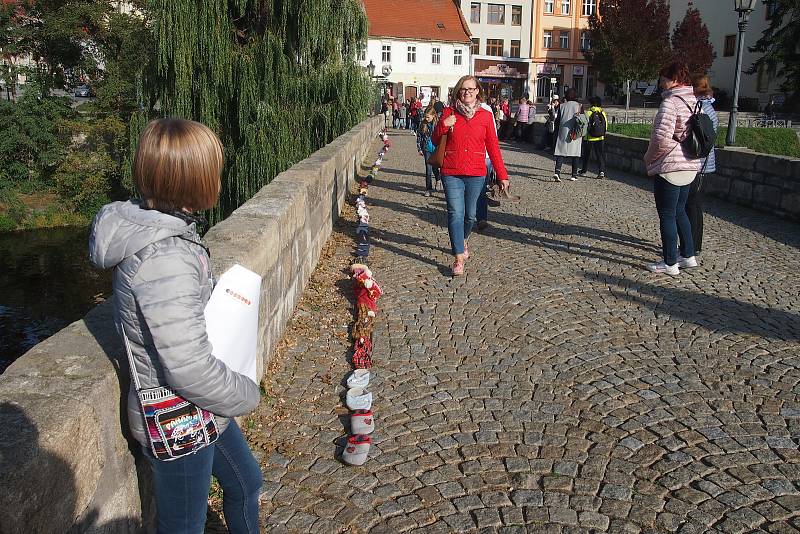 Celostátní akce Papučový den v Písku. Papučový řetěz na Kamenném mostě.