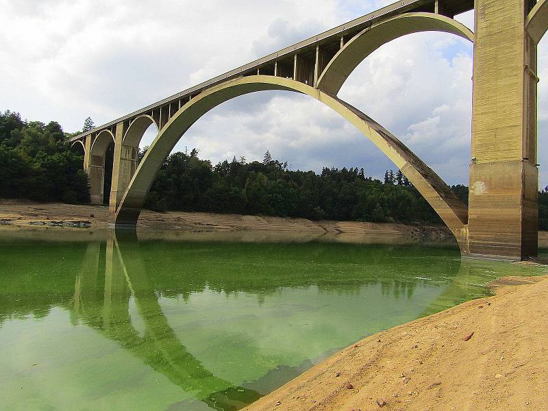 Přehradní nádrž Orlík na Vltavě u Podolského mostu v úterý 30. srpna. Hladina klesla více jak 12 metrů a odhalila řadu skrytých pokladů