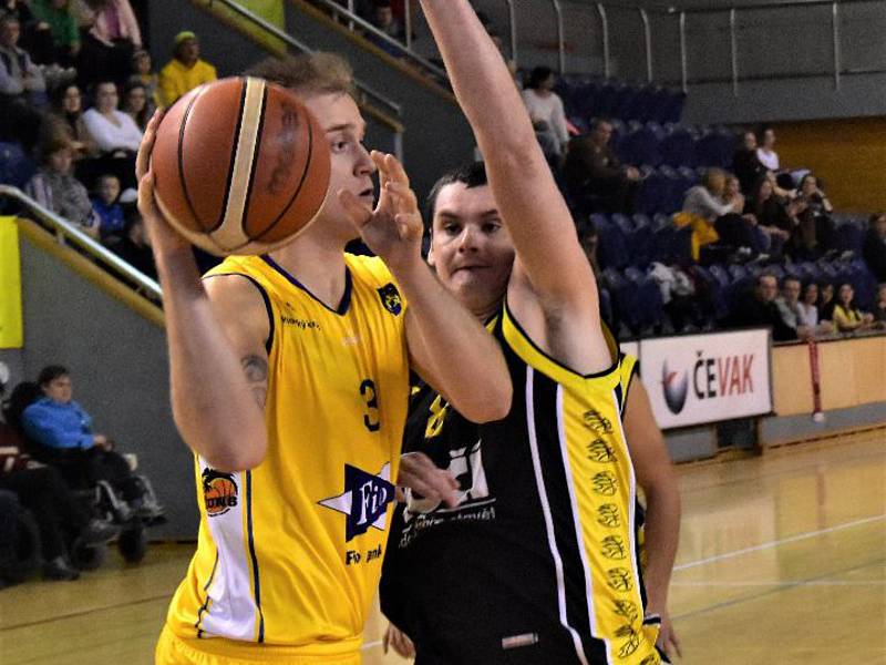 Jihočeské derby skončilo výhrou basketbalistů Jindřichova Hradce 101:80.