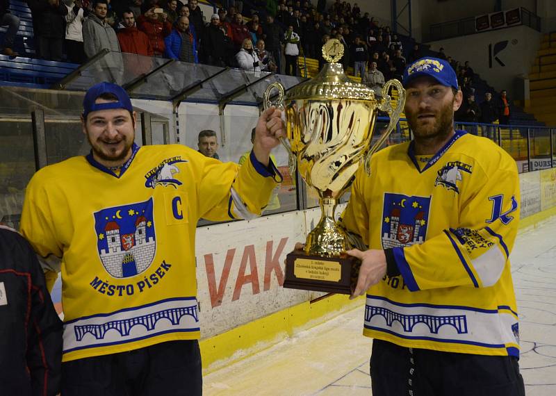MISTŘI! Na snímku zleva David Mazanec a Karel Mošovský přebírají pohár pro přeborníky kraje.
