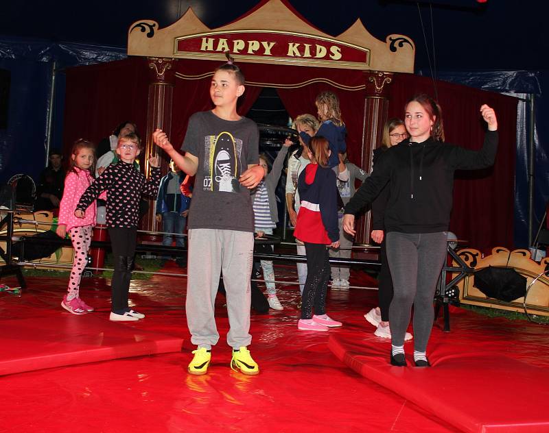 Cirkus Happy kids se školáky v Záhoří.