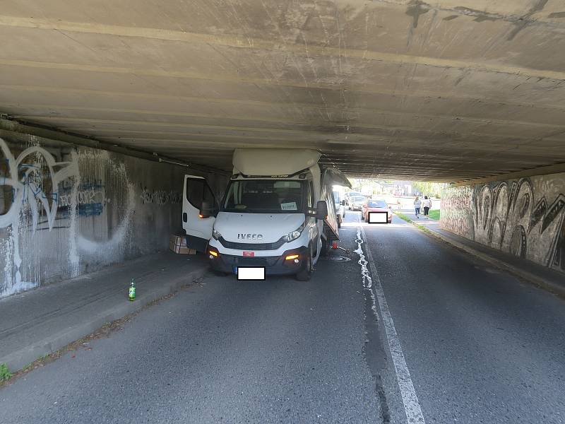 Ve čtvrtek 21. září uvízlo nákladní auto pod píseckým mostem u Jitexu.