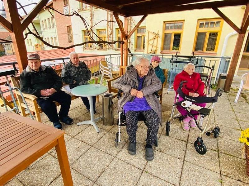 Svatý Martin přijel i do netolického domova pro seniory Pohoda. Ke slavnostní atmosféře nesměl chybět dobrý oběd a vínečko.