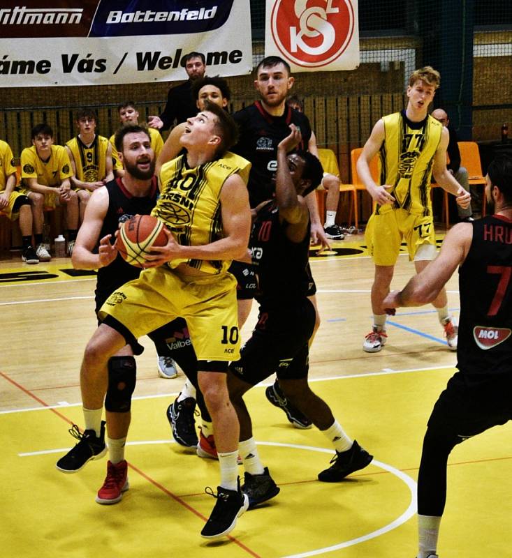 Český pohár basketbalistů: Sokol Sršni Písek - ERA Basketbal Nymburk 67:109.