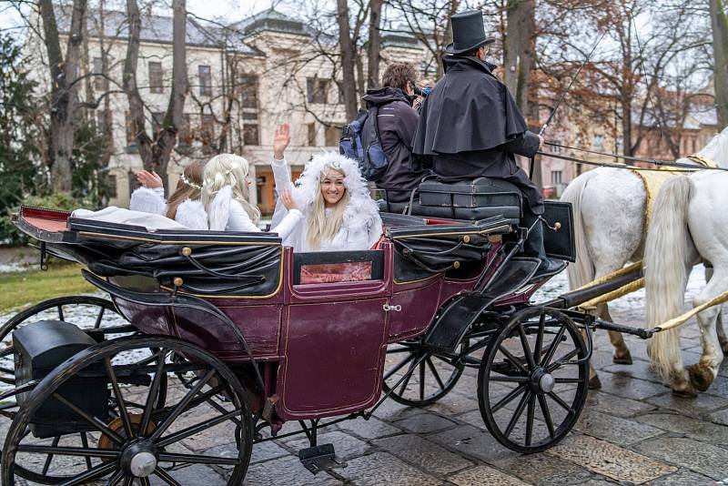 Nebeští andělé si přijeli pro dopisy pro Ježíška a rozsvítili vánoční strom.