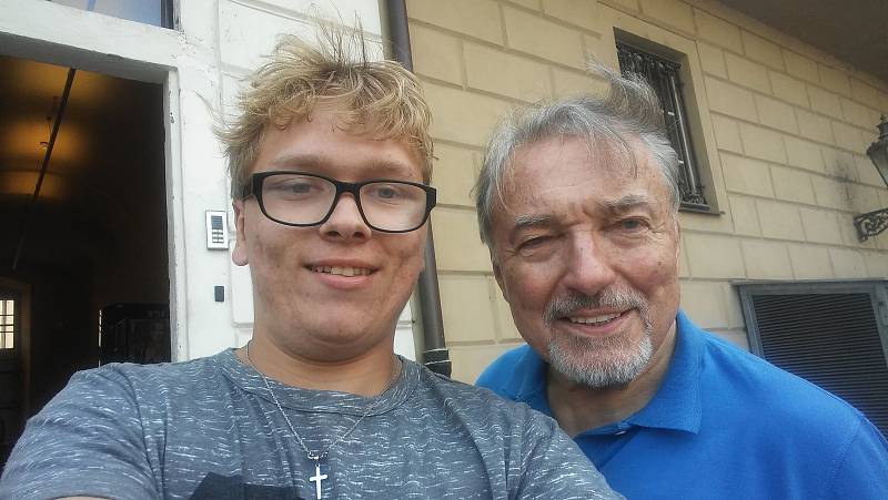 Ondřej Untermüller z Písku sbírá fotografie a podpisy slavných osobností. Jedním z jeho nejmilovanějších byl Karel Gott. Mnohokrát se s ním potkal i vyfotil.