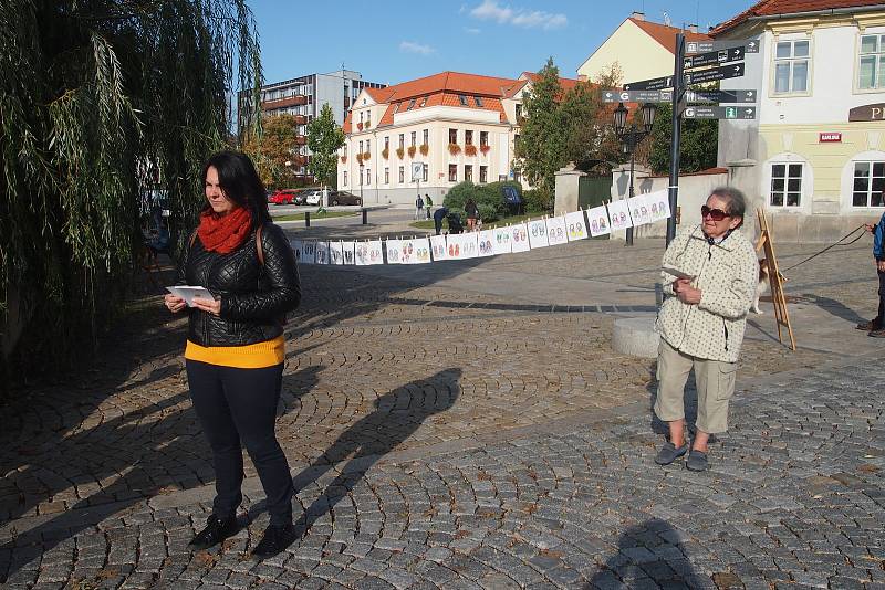 Celostátní akce Papučový den v Písku. Papučový řetěz na Kamenném mostě.