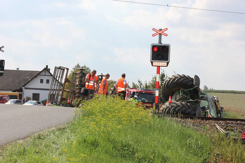 Nehoda na železničním přejezdu u Smrkovic v roce 2018. Při střetu traktoru s osobním vlakem se zranilo deset lidí.