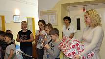Žáci z Tylovky předali dárky malým pacientům.