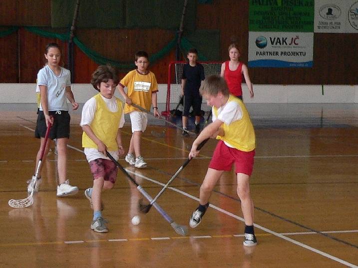 Florbalový oddíl DDM Písek v útoku proti oddílu ZŠ Benešova