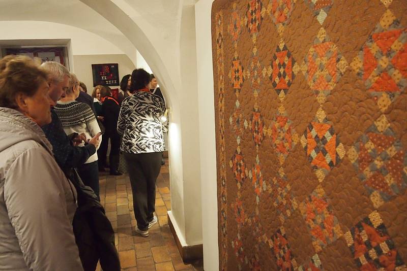 Vernisáž výstavy Prošívané Vánoce, kterou připravila skupina OPQ (Otavský Patchwork a Quilting) v Prácheňském muzeu.