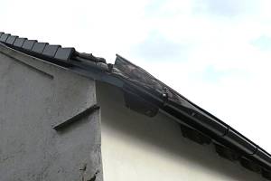 Poškozený okap domu v Křenovicích.