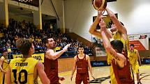 Písečtí basketbalisté (ve žlutém) v závěrečném utkání nadstavbové části I. ligy porazili Svitavy 89:75 a do play off půjdou z první příčky.