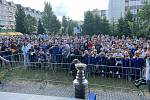 Hokejový svátek přilákal na zahradu píseckého domu kultury stovky fanoušků.
